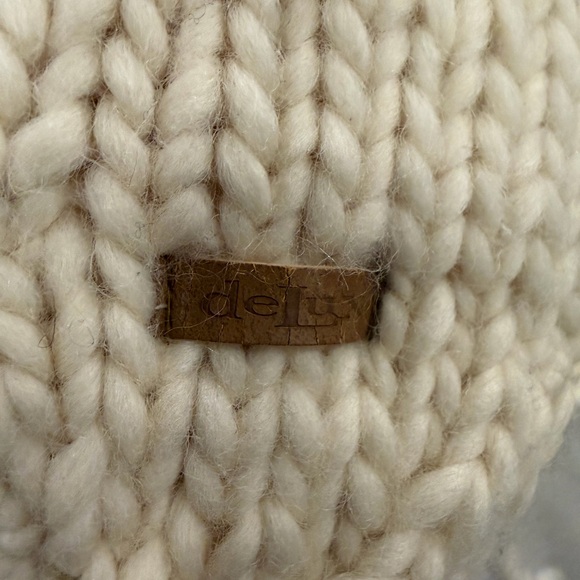 100 percent wool CANADA toque with earflaps &  tassels 
OS warm, attractive! - Picture 8 of 14